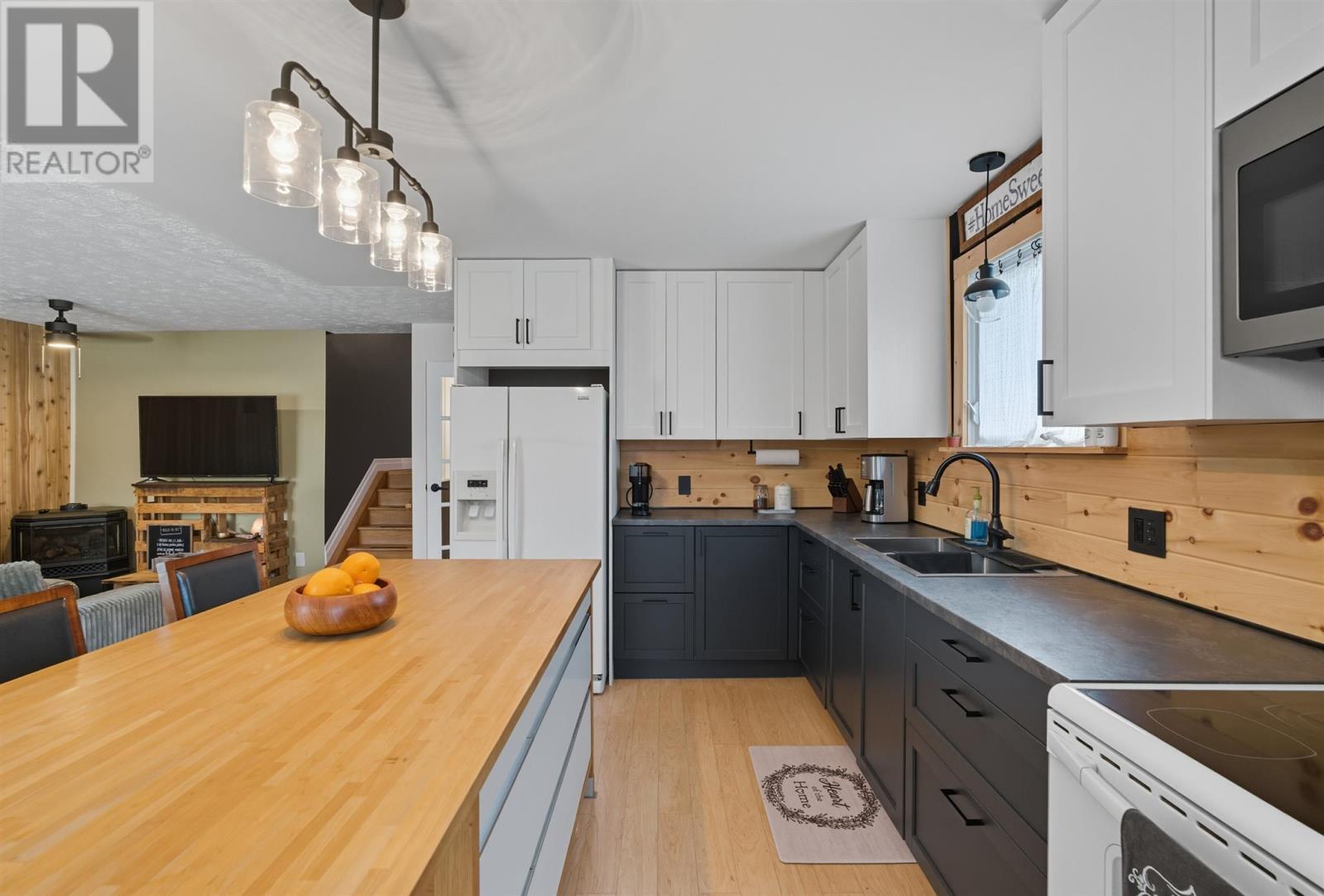 












37 McLaren CRES

,
Elliot Lake,




Ontario
P5A3M3

