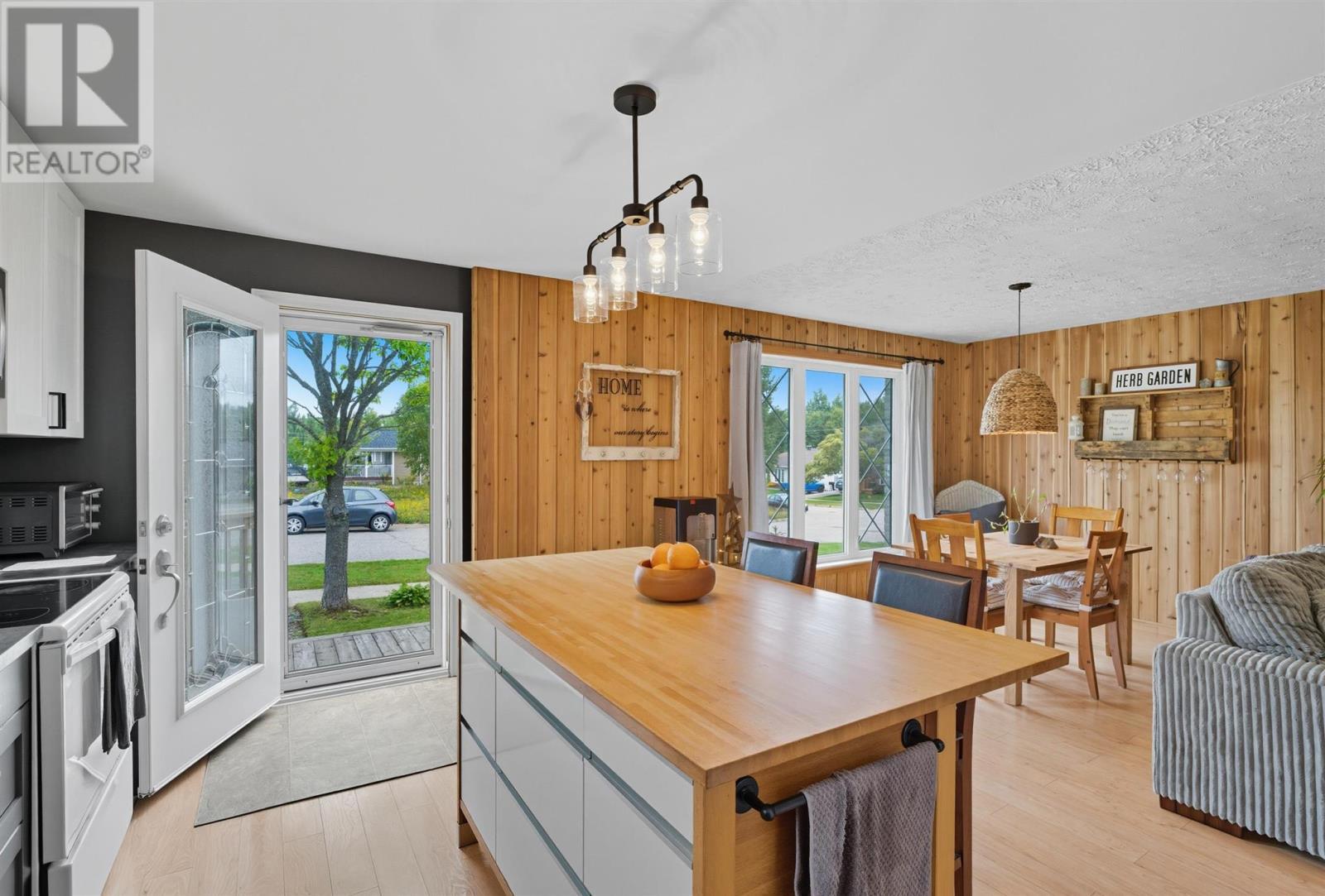 












37 McLaren CRES

,
Elliot Lake,




Ontario
P5A3M3

