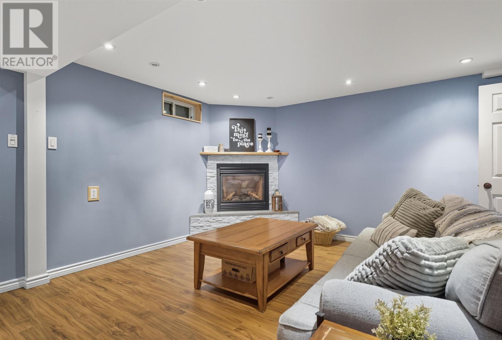 












37 McLaren CRES

,
Elliot Lake,




Ontario
P5A3M3

