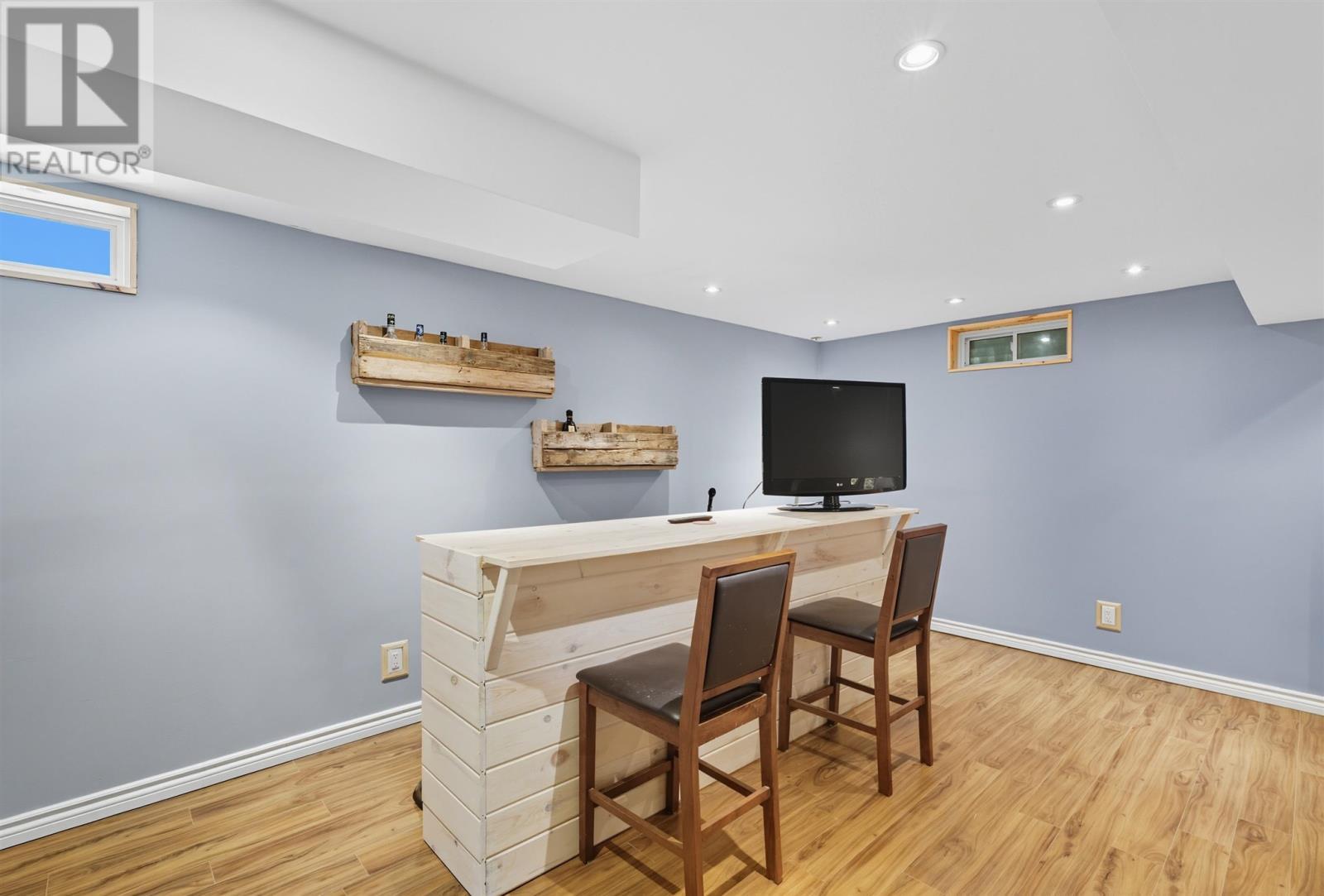 












37 McLaren CRES

,
Elliot Lake,




Ontario
P5A3M3

