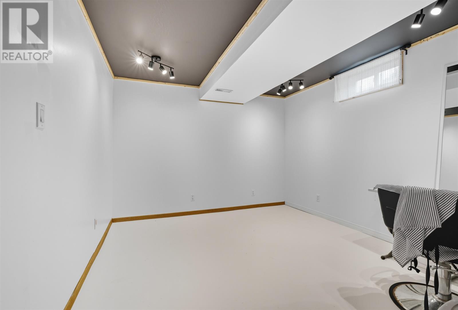 












37 McLaren CRES

,
Elliot Lake,




Ontario
P5A3M3

