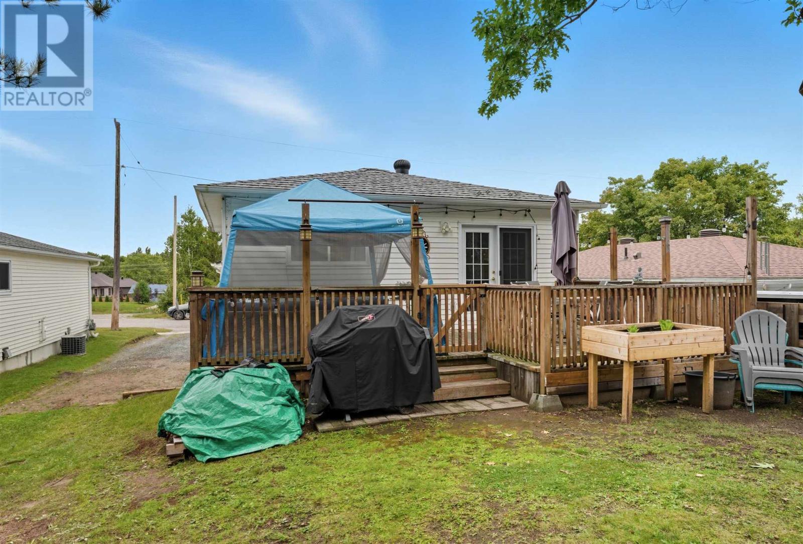 












37 McLaren CRES

,
Elliot Lake,




Ontario
P5A3M3

