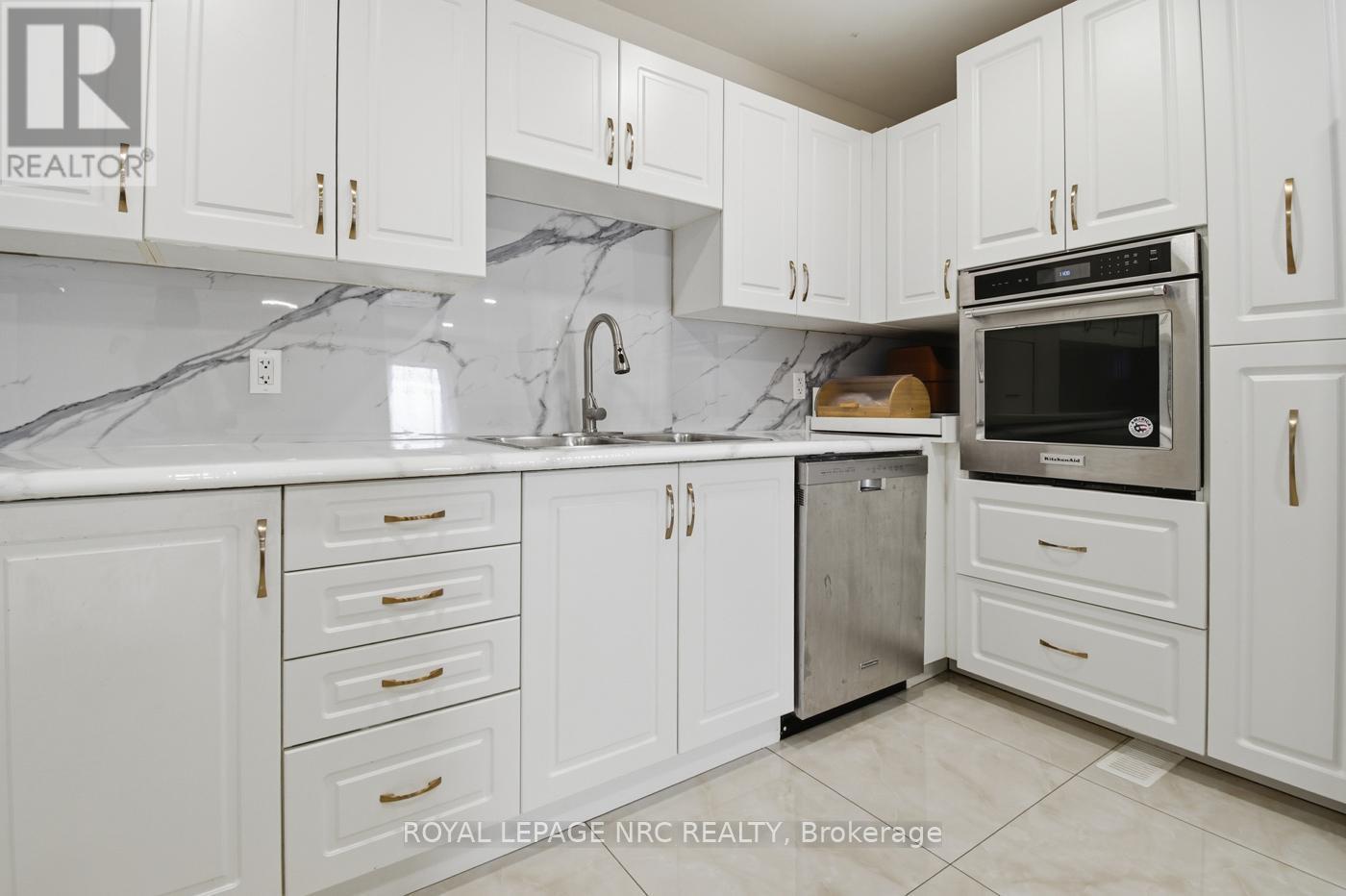 












6384 MONTROSE ROAD

,
Niagara Falls (West Wood),




Ontario
L2H1L6

