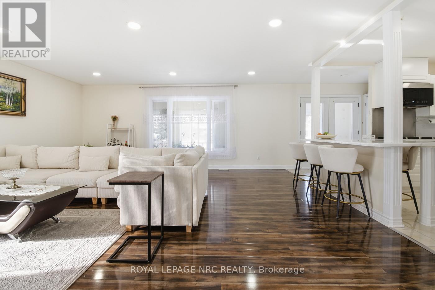 












6384 MONTROSE ROAD

,
Niagara Falls (West Wood),




Ontario
L2H1L6

