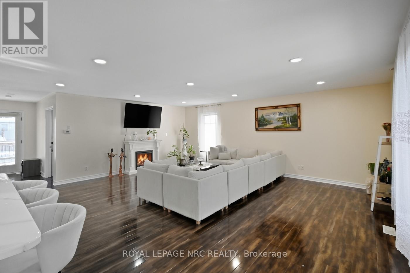 












6384 MONTROSE ROAD

,
Niagara Falls (West Wood),




Ontario
L2H1L6

