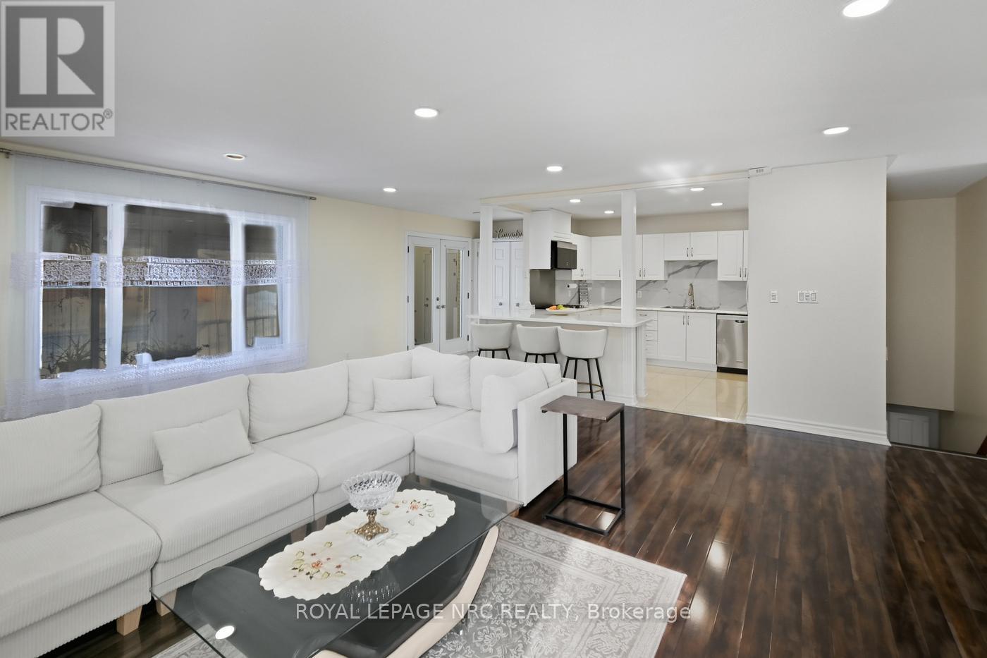 












6384 MONTROSE ROAD

,
Niagara Falls (West Wood),




Ontario
L2H1L6

