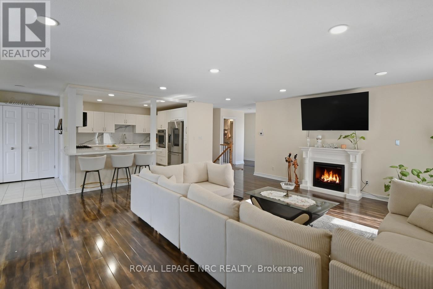 












6384 MONTROSE ROAD

,
Niagara Falls (West Wood),




Ontario
L2H1L6

