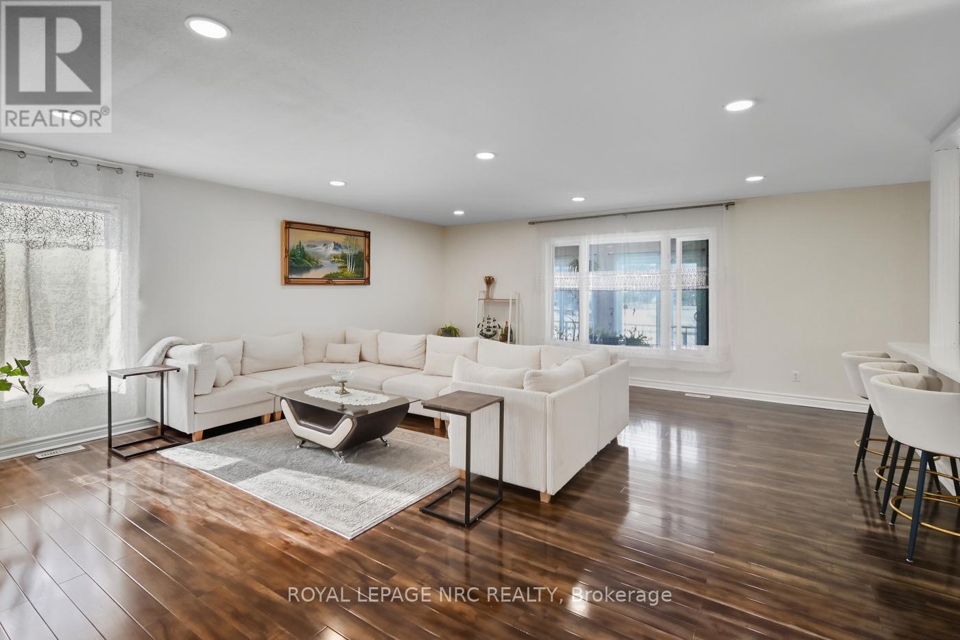 












6384 MONTROSE ROAD

,
Niagara Falls (West Wood),




Ontario
L2H1L6

