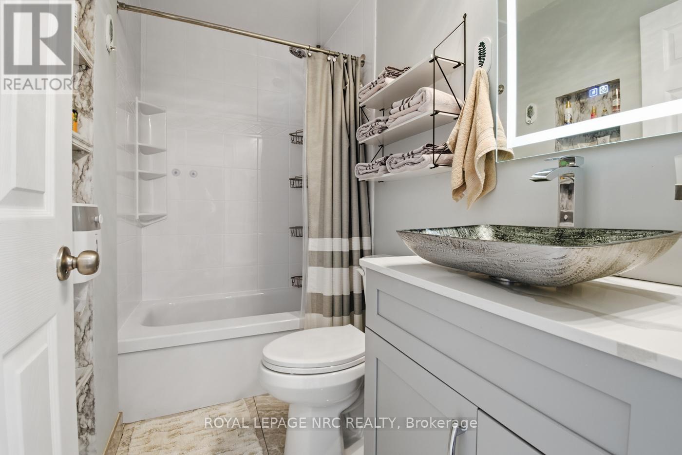 












6384 MONTROSE ROAD

,
Niagara Falls (West Wood),




Ontario
L2H1L6

