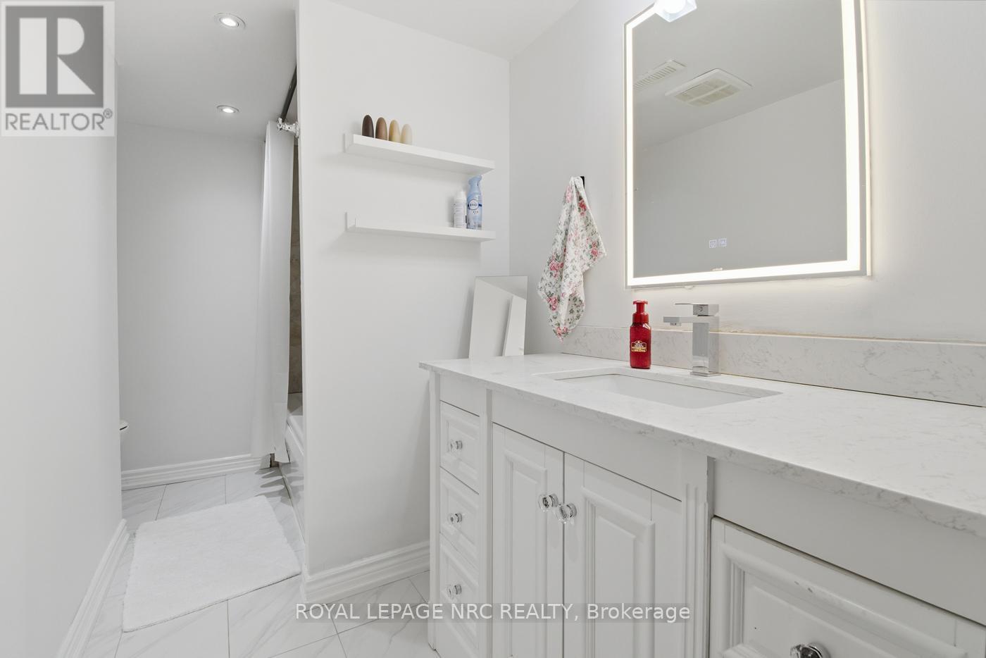 












6384 MONTROSE ROAD

,
Niagara Falls (West Wood),




Ontario
L2H1L6

