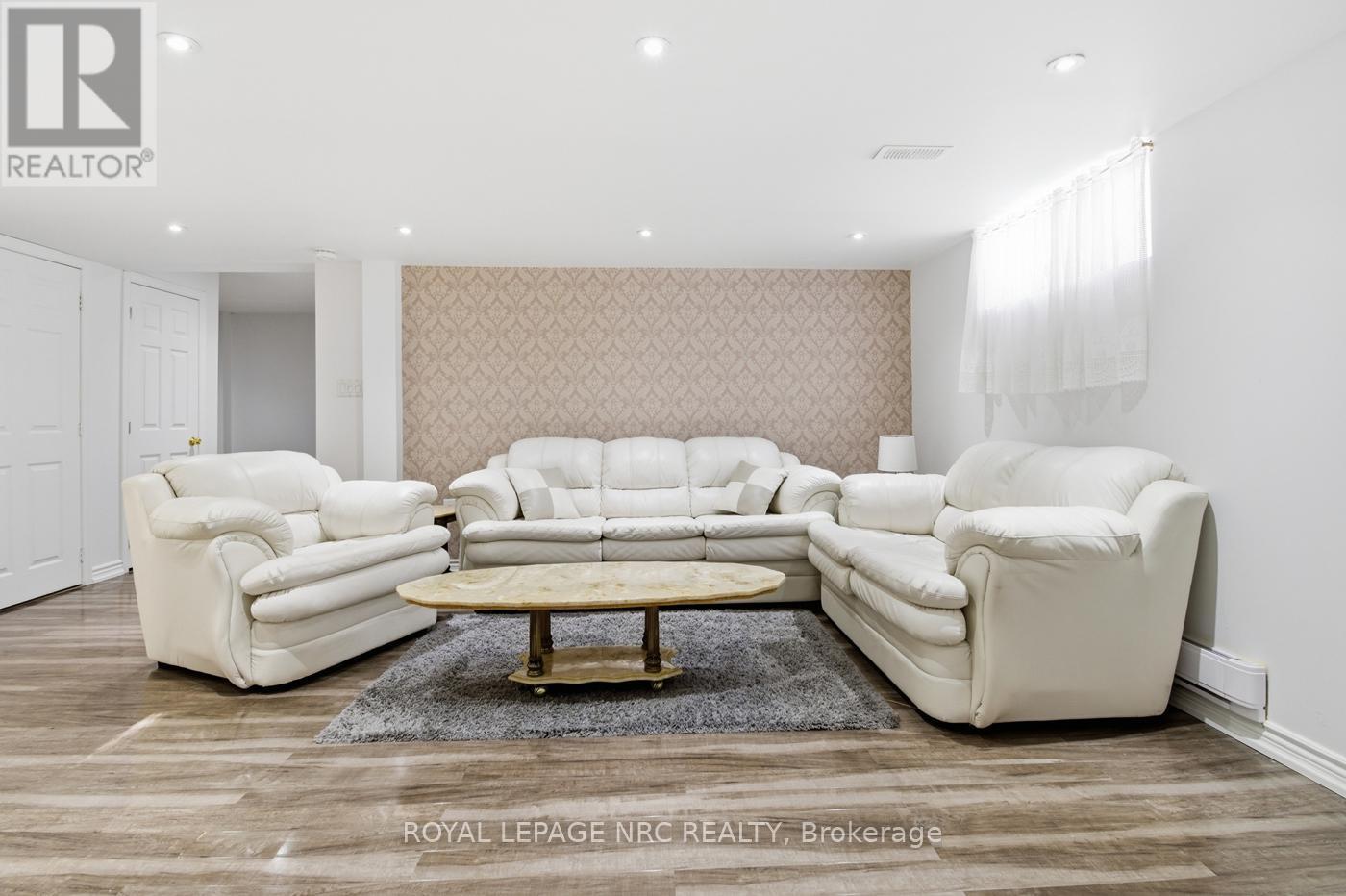 












6384 MONTROSE ROAD

,
Niagara Falls (West Wood),




Ontario
L2H1L6

