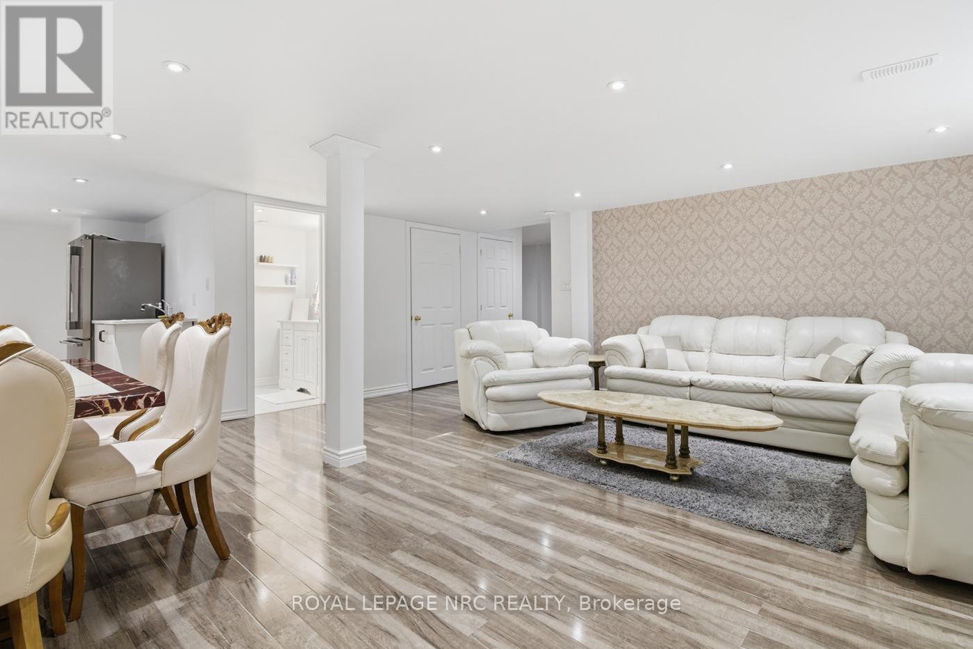 












6384 MONTROSE ROAD

,
Niagara Falls (West Wood),




Ontario
L2H1L6

