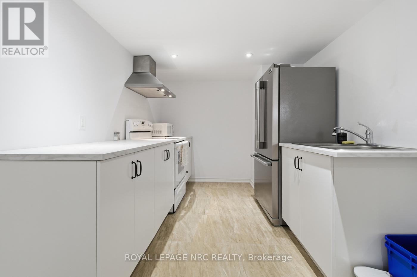 












6384 MONTROSE ROAD

,
Niagara Falls (West Wood),




Ontario
L2H1L6

