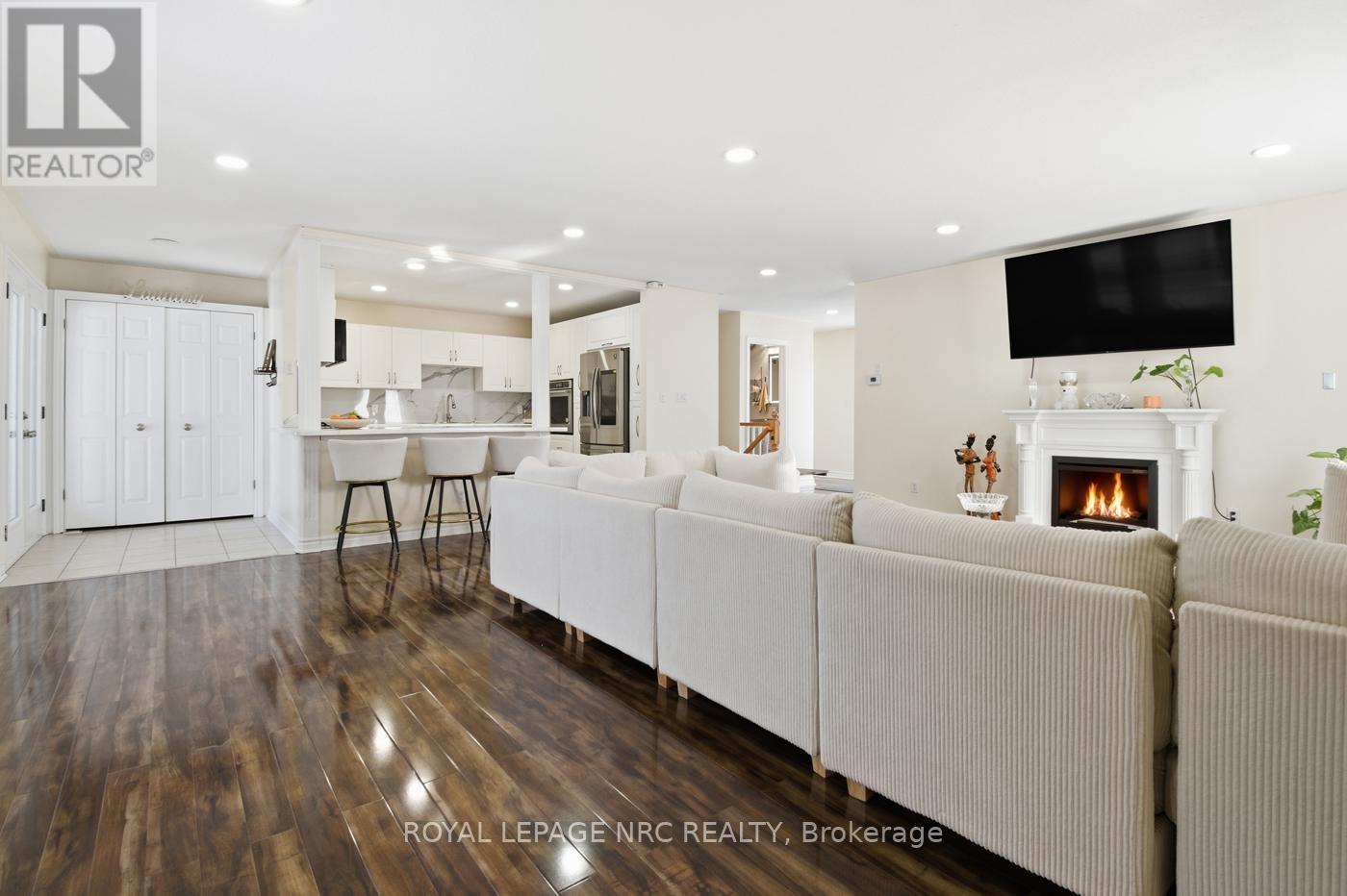 












6384 MONTROSE ROAD

,
Niagara Falls (West Wood),




Ontario
L2H1L6

