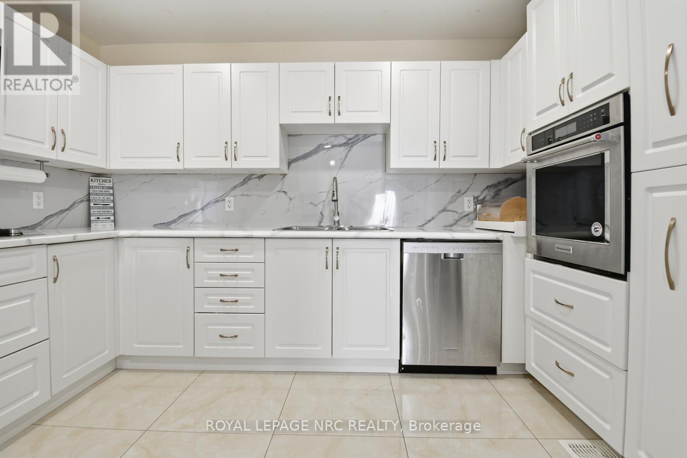 












6384 MONTROSE ROAD

,
Niagara Falls (West Wood),




Ontario
L2H1L6

