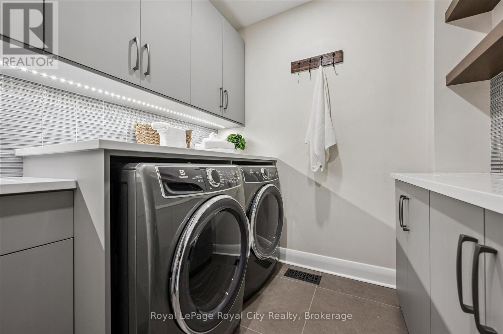 












292 GEDDES STREET

,
Centre Wellington (Elora/Salem),




Ontario
N0B1S0

