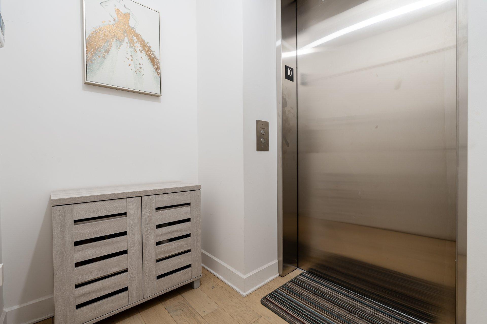 









1


Boul. De Maisonneuve O.

, 1003,
Montréal (Ville-Marie),




QC
H2X0E3

