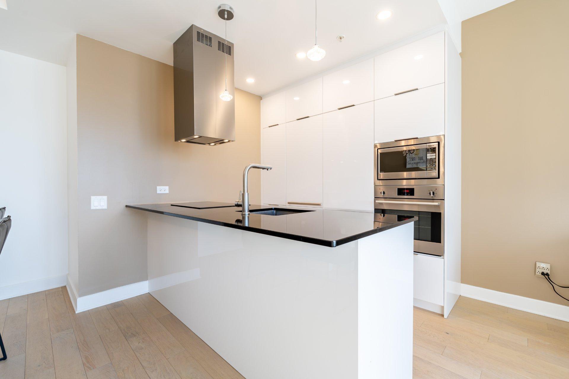 









1


Boul. De Maisonneuve O.

, 1003,
Montréal (Ville-Marie),




QC
H2X0E3

