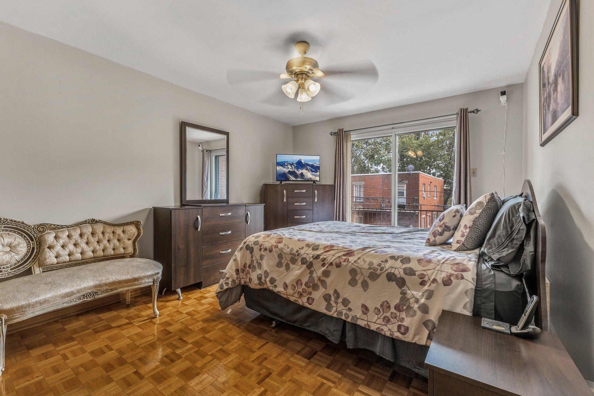 









10350


Av. Charton

,
Montréal (Ahuntsic-Cartierville),




QC
H2B2E1

