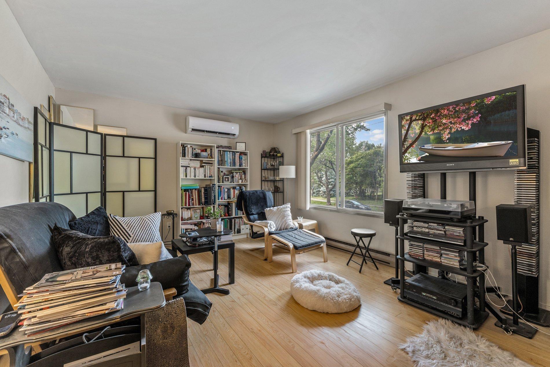 









10350


Av. Charton

,
Montréal (Ahuntsic-Cartierville),




QC
H2B2E1

