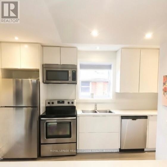 












3 - 33 BROADVIEW AVENUE

,
Mississauga,




Ontario
L5H2S8

