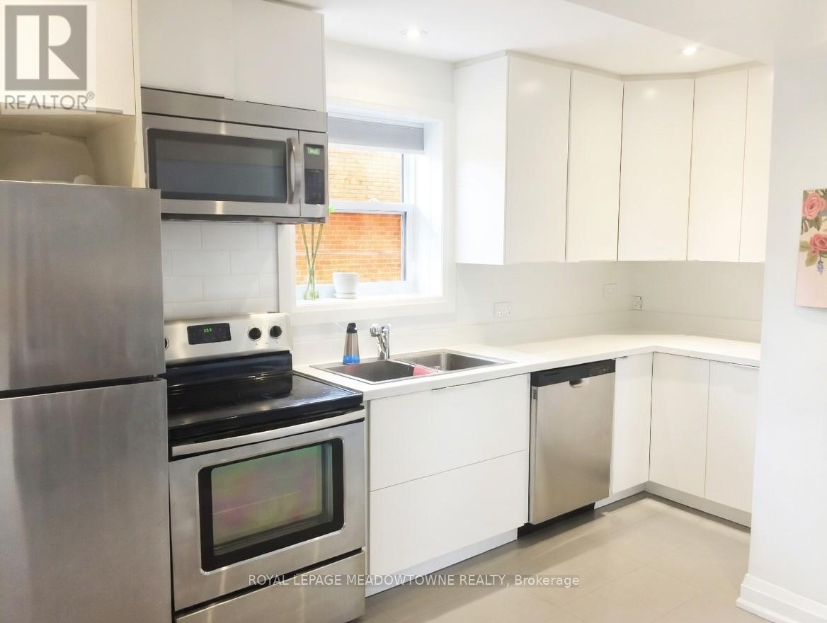 












3 - 33 BROADVIEW AVENUE

,
Mississauga,




Ontario
L5H2S8

