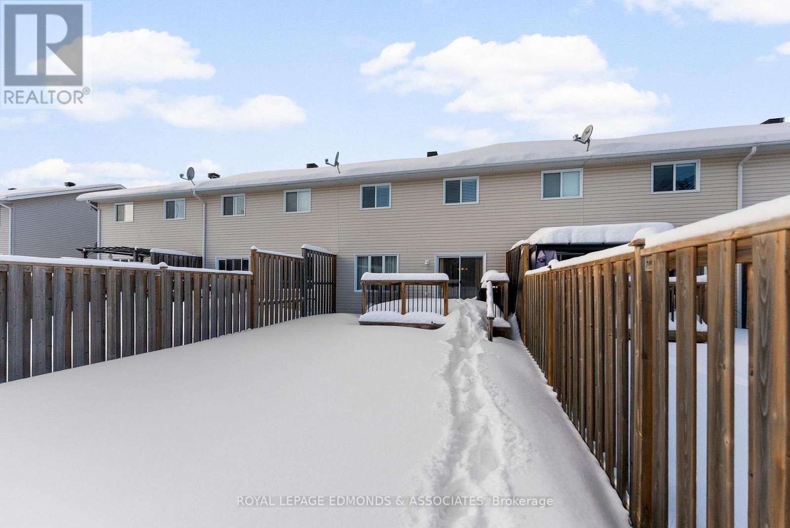 












27 WINSTON AVENUE

,
Petawawa,




Ontario
K8H0C1

