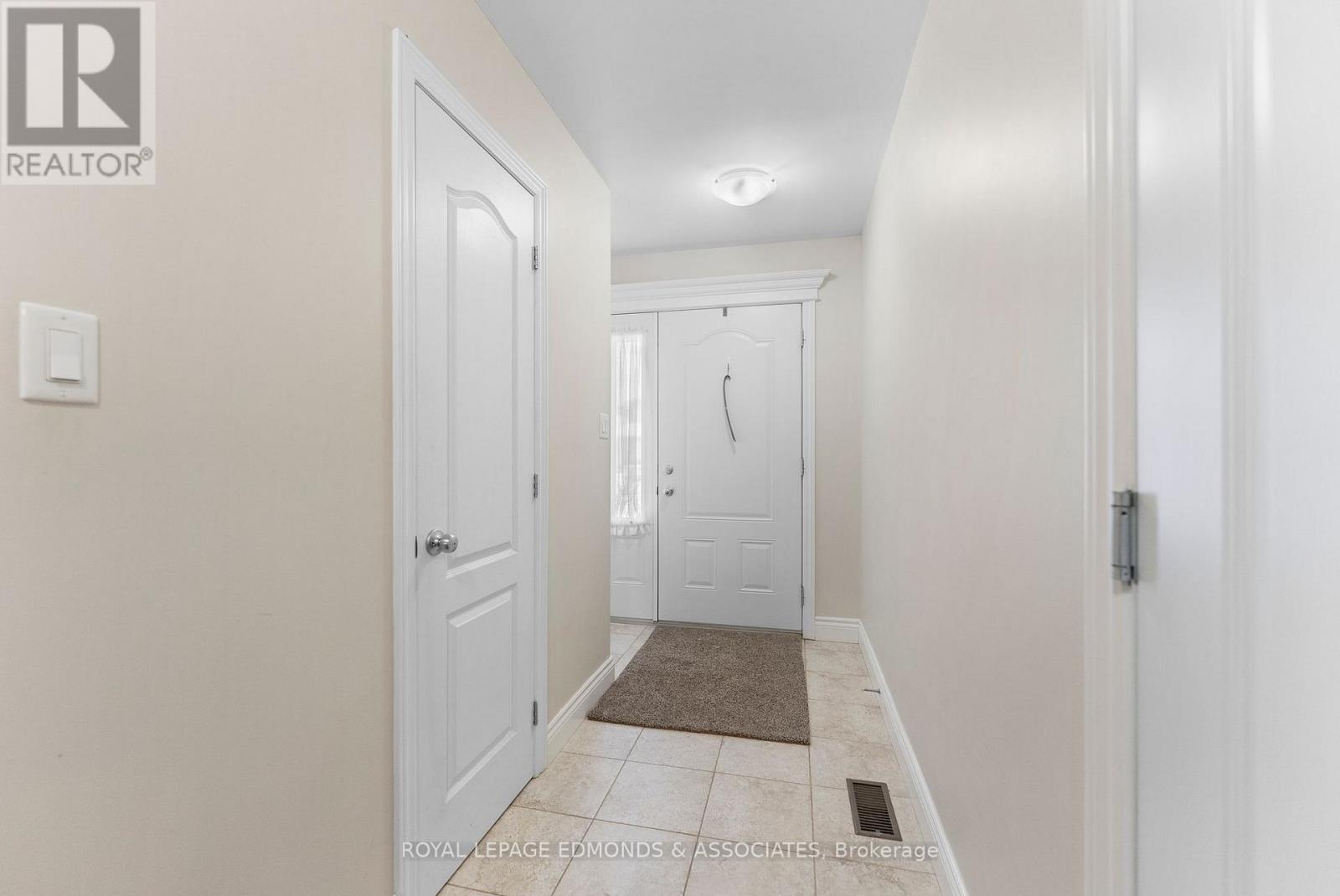 












27 WINSTON AVENUE

,
Petawawa,




Ontario
K8H0C1

