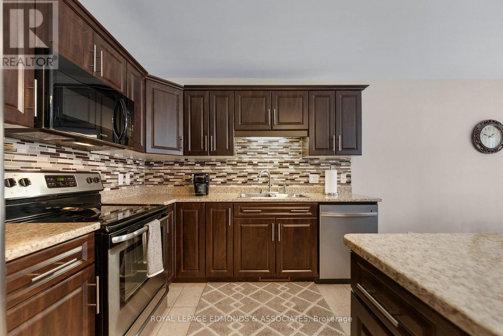 












27 WINSTON AVENUE

,
Petawawa,




Ontario
K8H0C1

