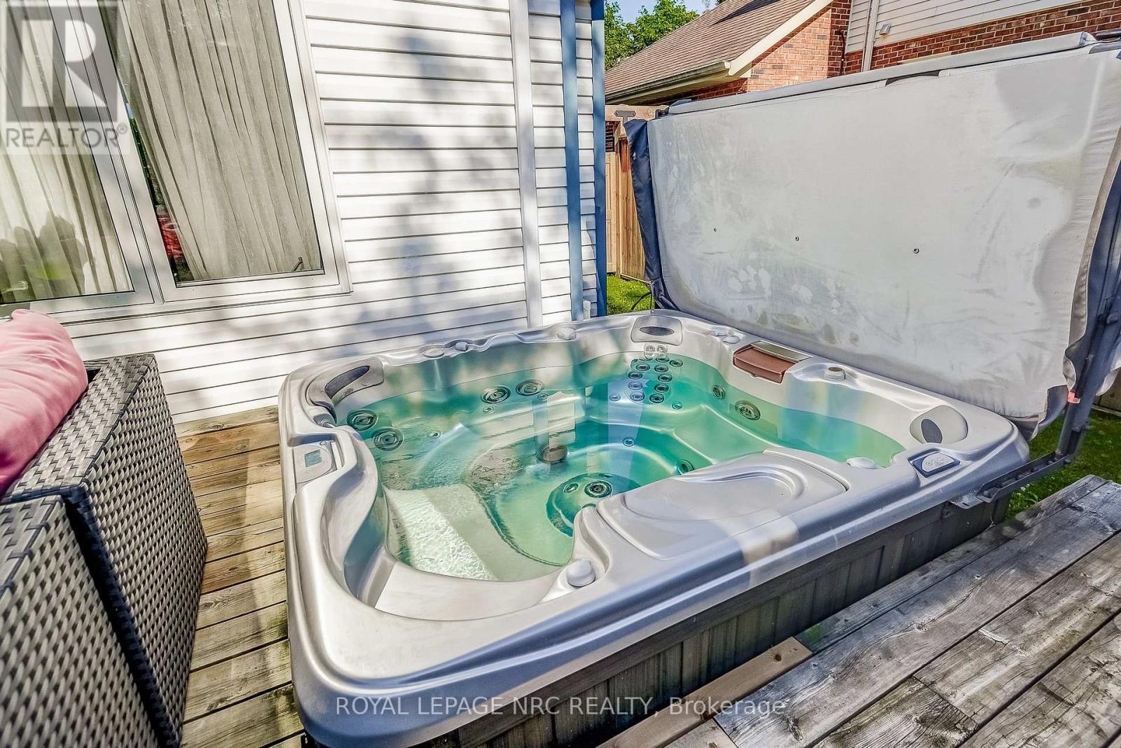 












8 HEARTH COURT

,
Niagara-on-the-Lake (Virgil),




Ontario
L0S1J0

