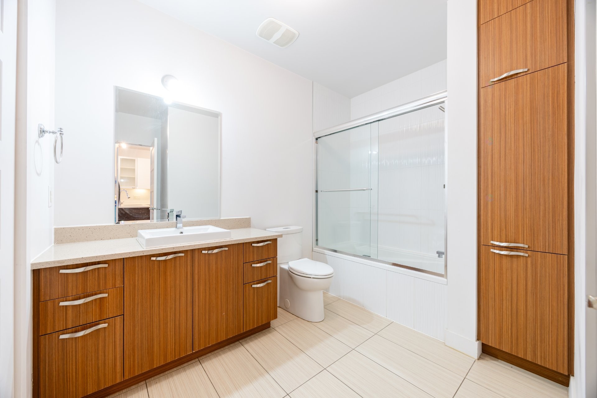 









440


Rue De La Gauchetière E.

, 203,
Montréal (Ville-Marie),




QC
H2L2M5

