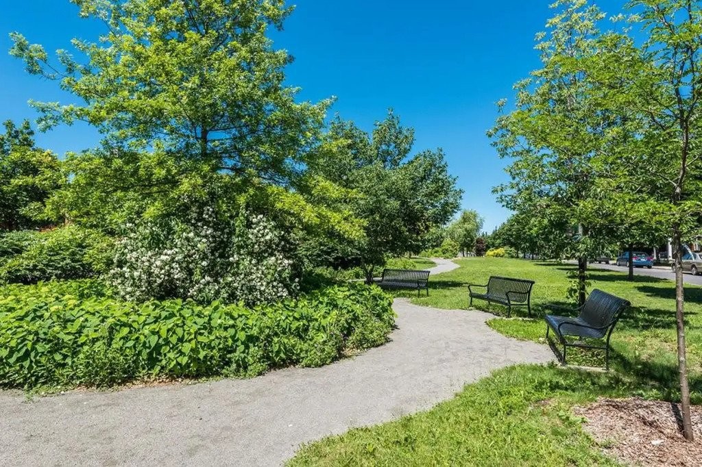 









2446


Rue Charles-Darwin

,
Montréal (Saint-Laurent),




QC
H4R2V2

