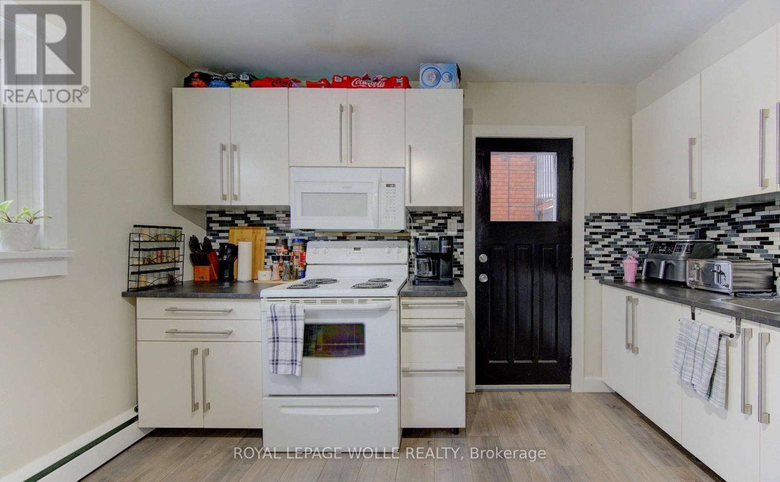 












196 ALLEN STREET E

,
Waterloo,




Ontario
N2J1K1

