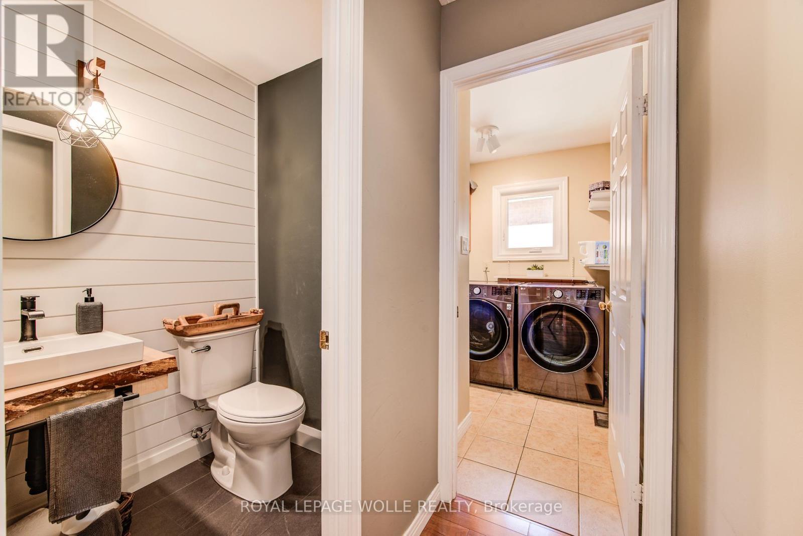 












33 TINATAWA COURT

,
Waterloo,




Ontario
N2A3G9

