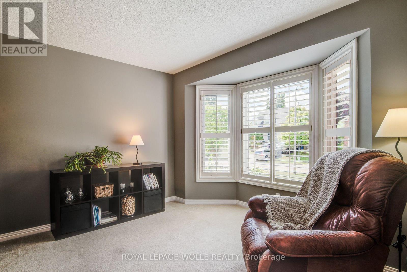 












33 TINATAWA COURT

,
Waterloo,




Ontario
N2A3G9

