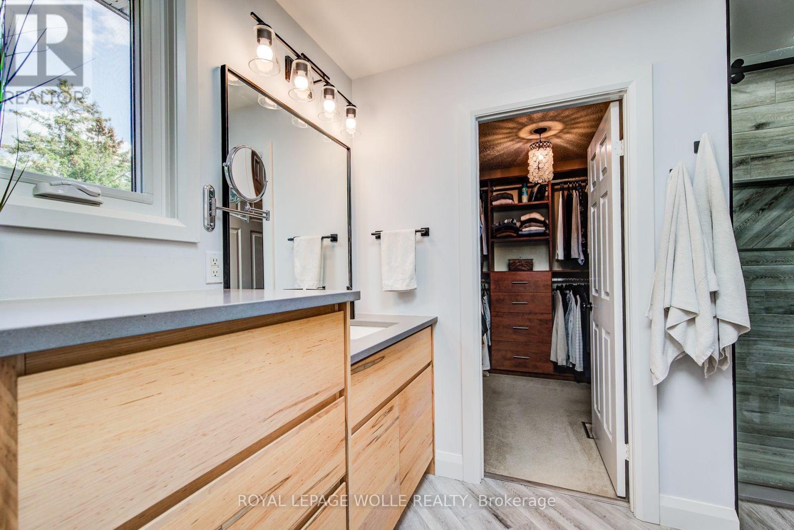 












33 TINATAWA COURT

,
Waterloo,




Ontario
N2A3G9

