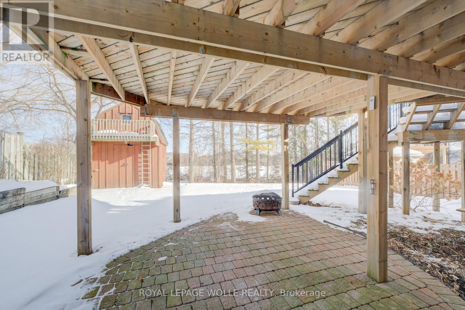 












33 TINATAWA COURT

,
Waterloo,




Ontario
N2A3G9

