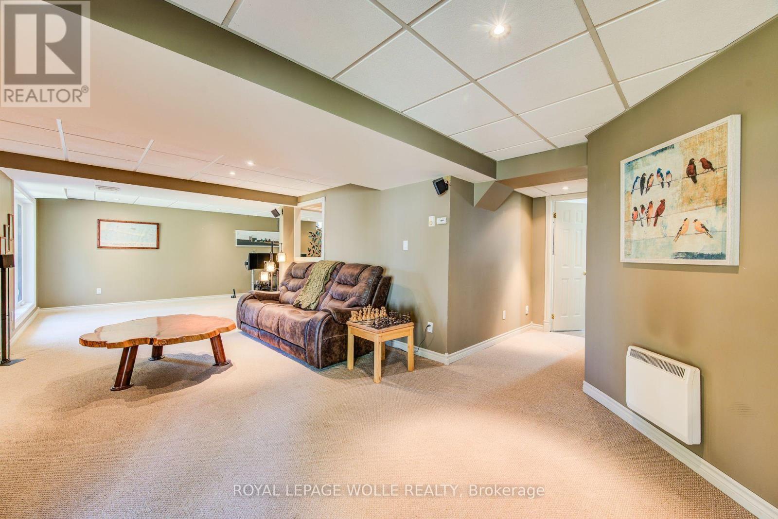 












33 TINATAWA COURT

,
Waterloo,




Ontario
N2A3G9

