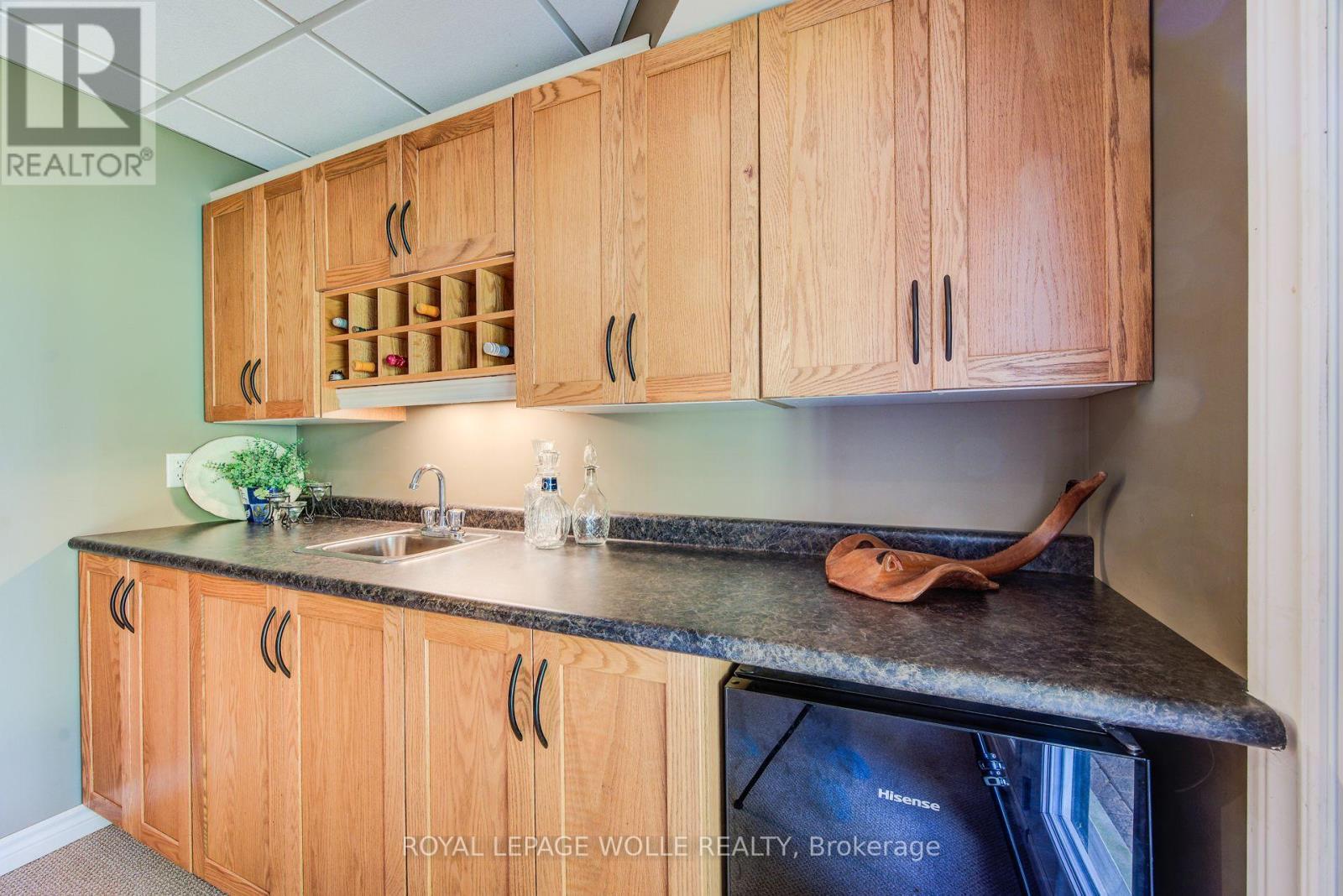 












33 TINATAWA COURT

,
Waterloo,




Ontario
N2A3G9

