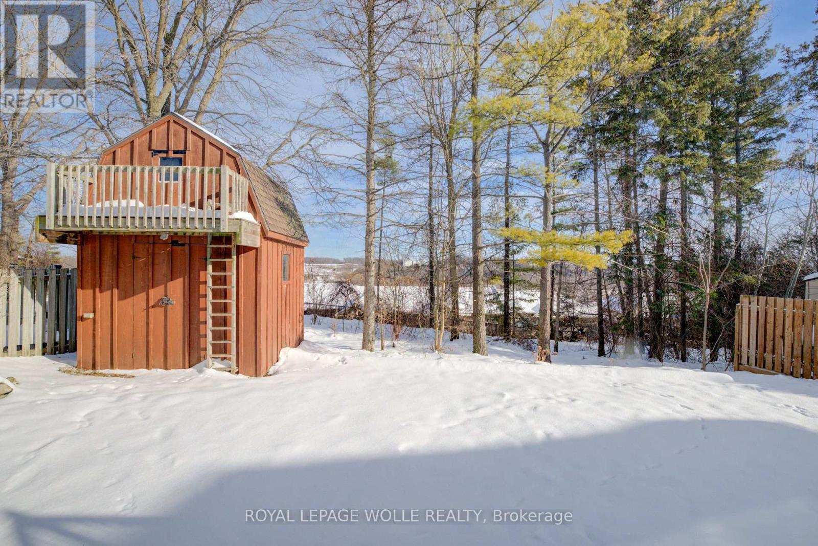 












33 TINATAWA COURT

,
Waterloo,




Ontario
N2A3G9

