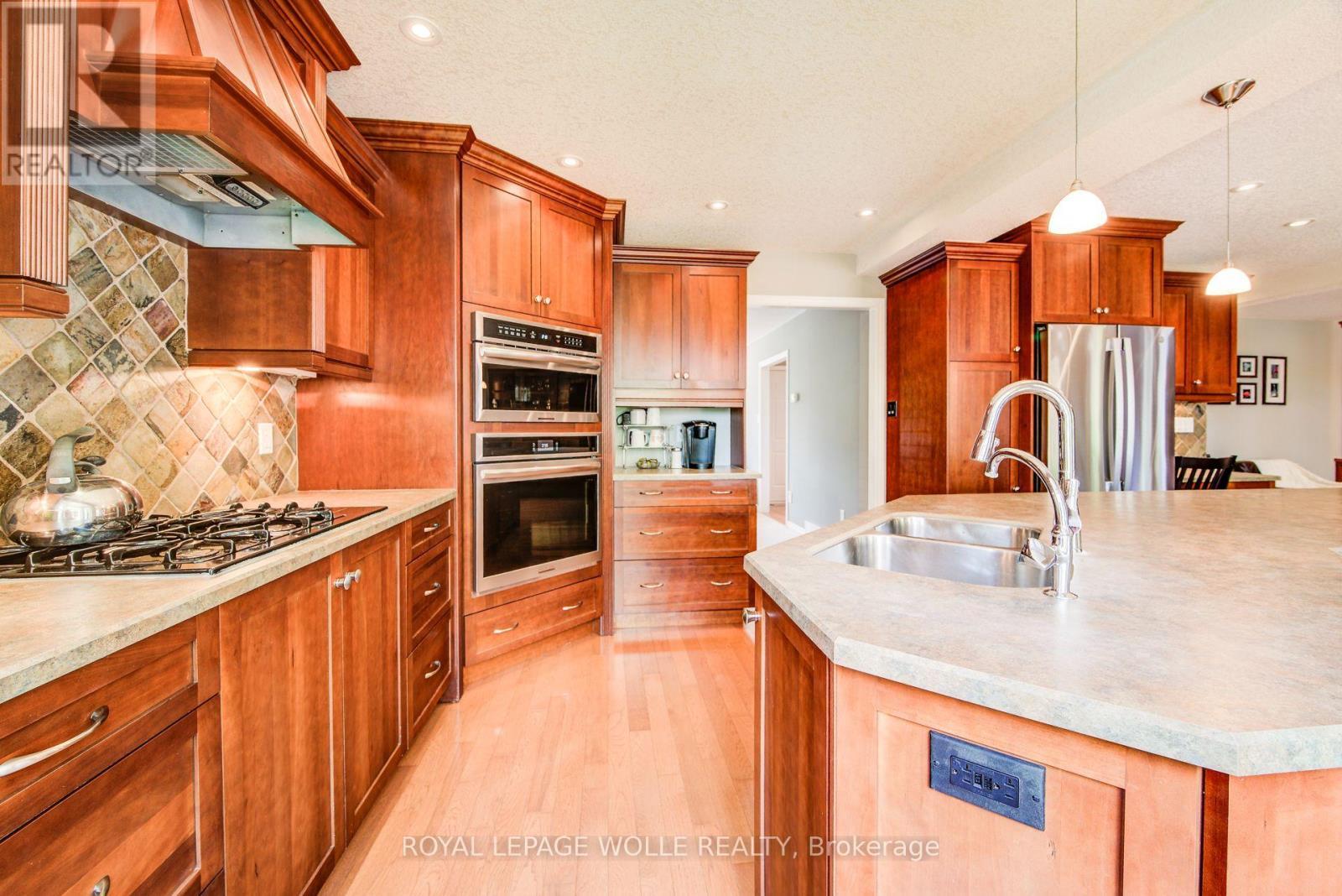 












33 TINATAWA COURT

,
Waterloo,




Ontario
N2A3G9

