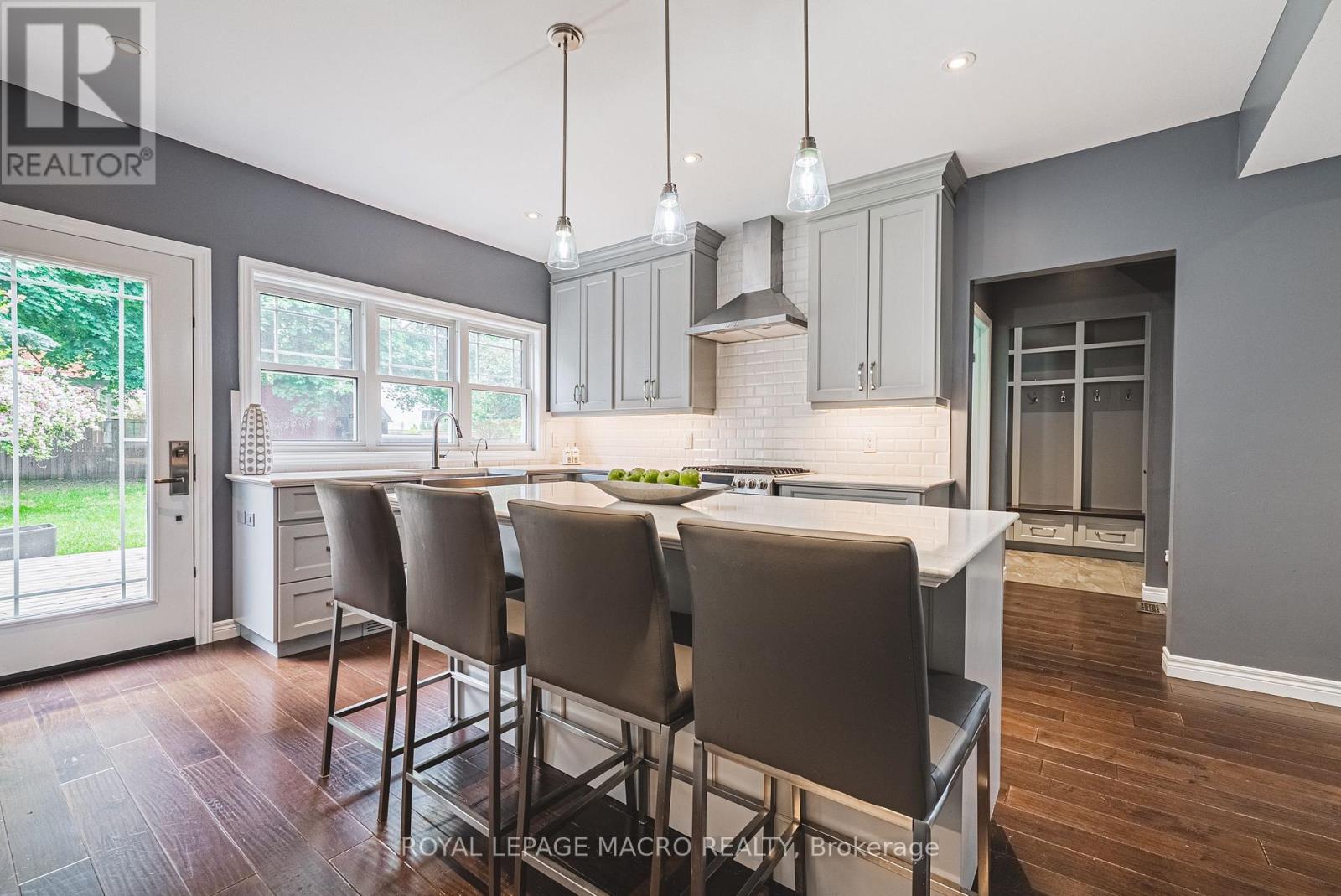 












25 ORCHARD HILL

,
Hamilton,




Ontario
L8P2V6

