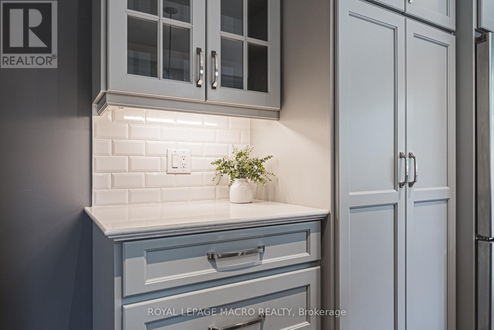 












25 ORCHARD HILL

,
Hamilton,




Ontario
L8P2V6

