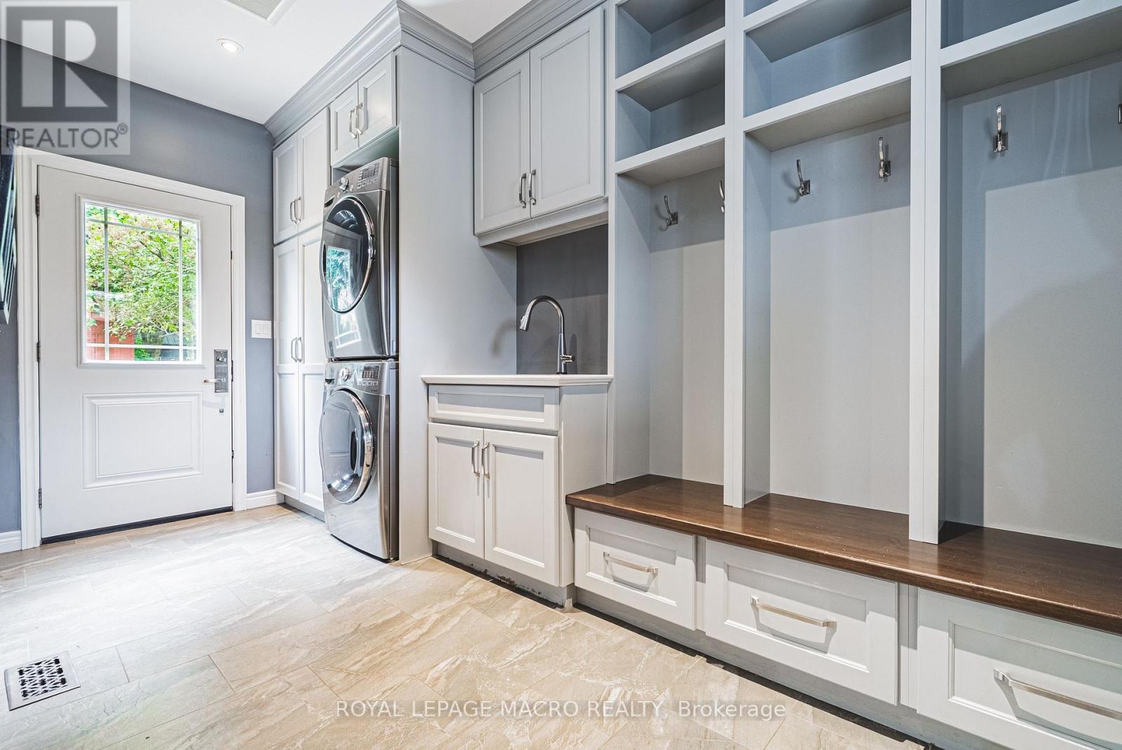 












25 ORCHARD HILL

,
Hamilton,




Ontario
L8P2V6

