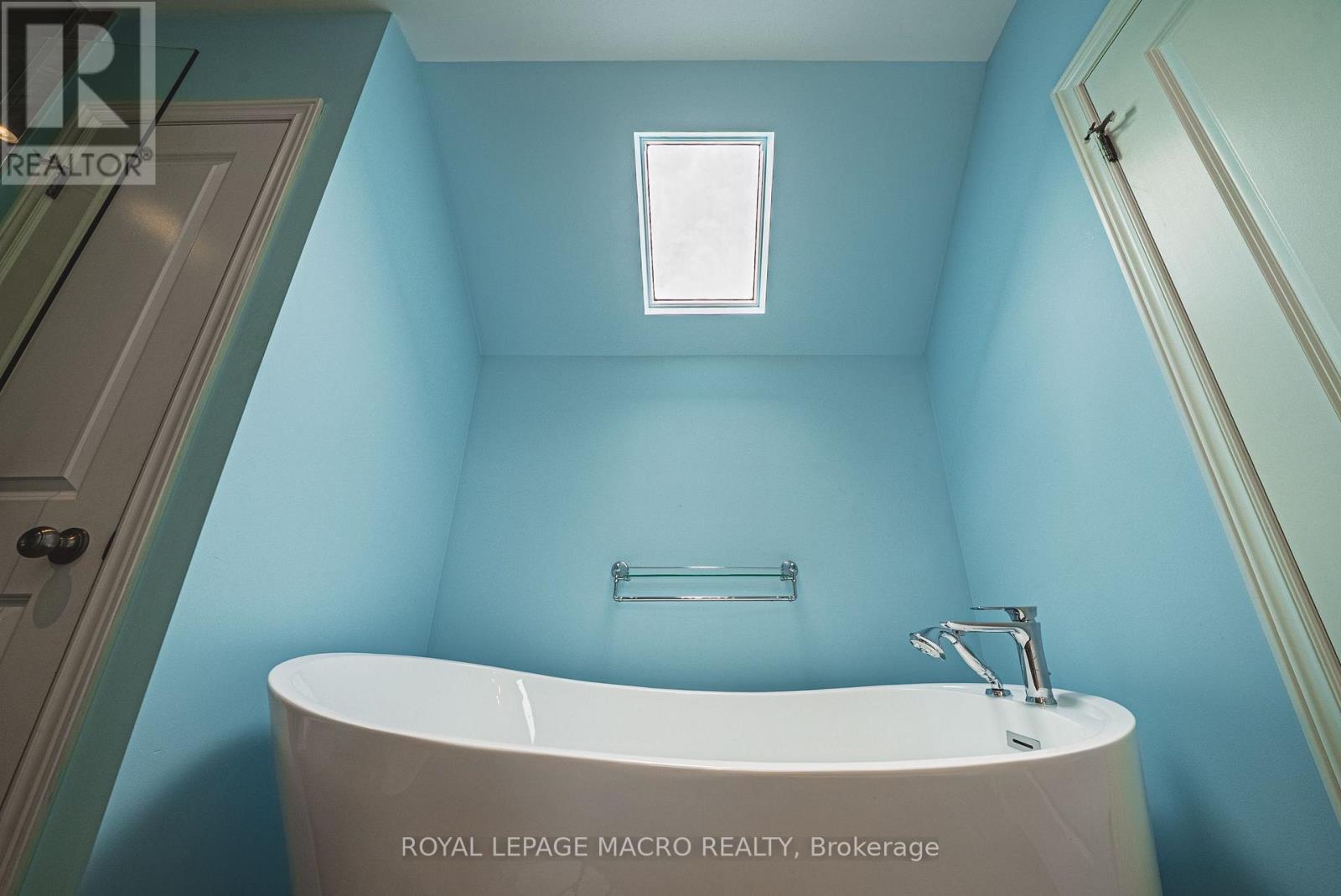 












25 ORCHARD HILL

,
Hamilton,




Ontario
L8P2V6

