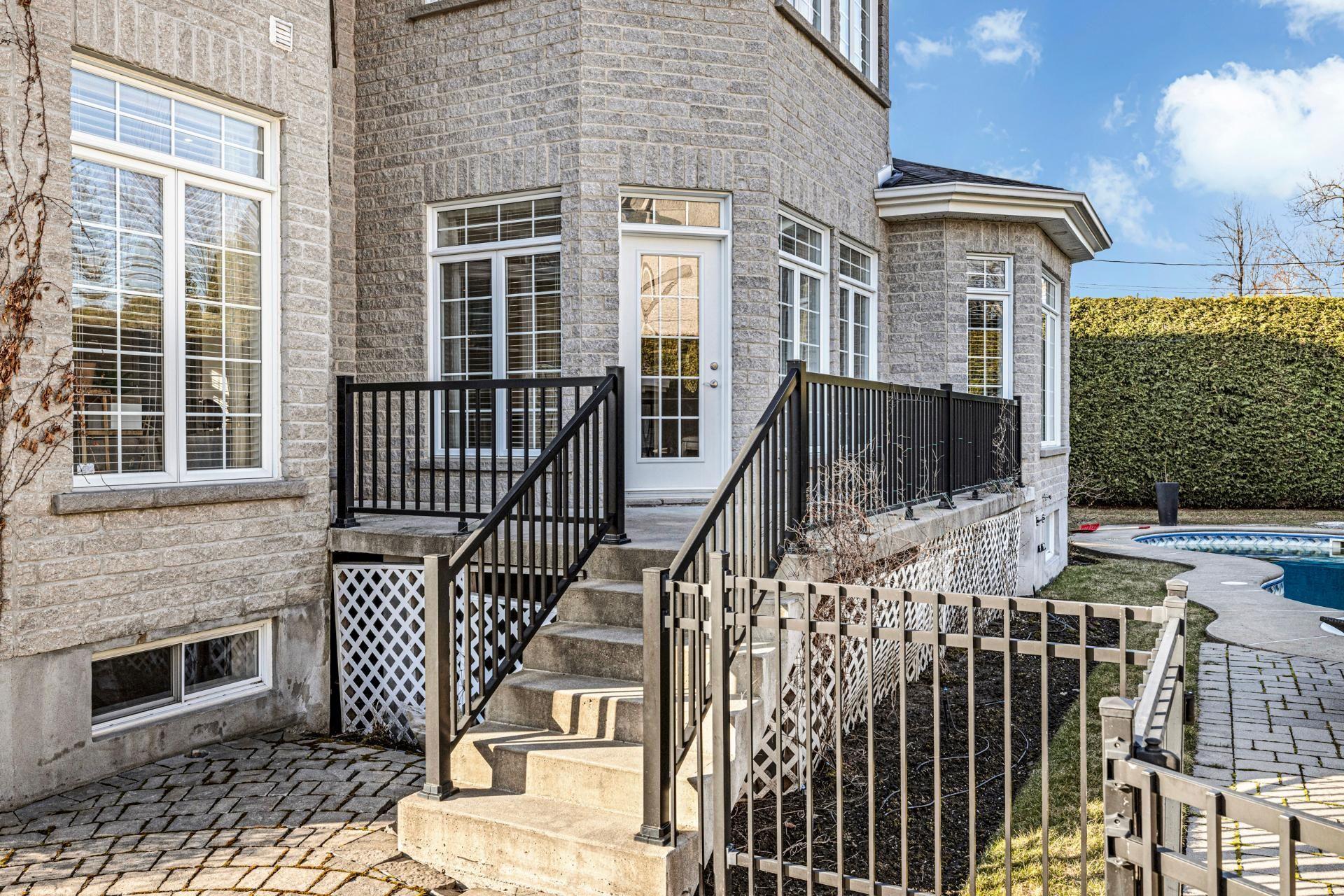 









451


Boul. de Fontainebleau

,
Blainville,




QC
J7B1W7

