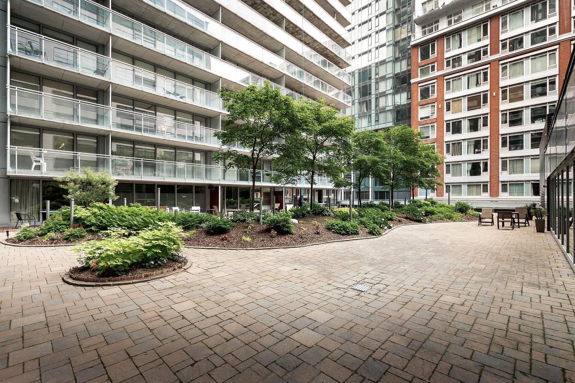 









350


Boul. De Maisonneuve O.

, 2006,
Montréal (Ville-Marie),




QC
H3A0B4

