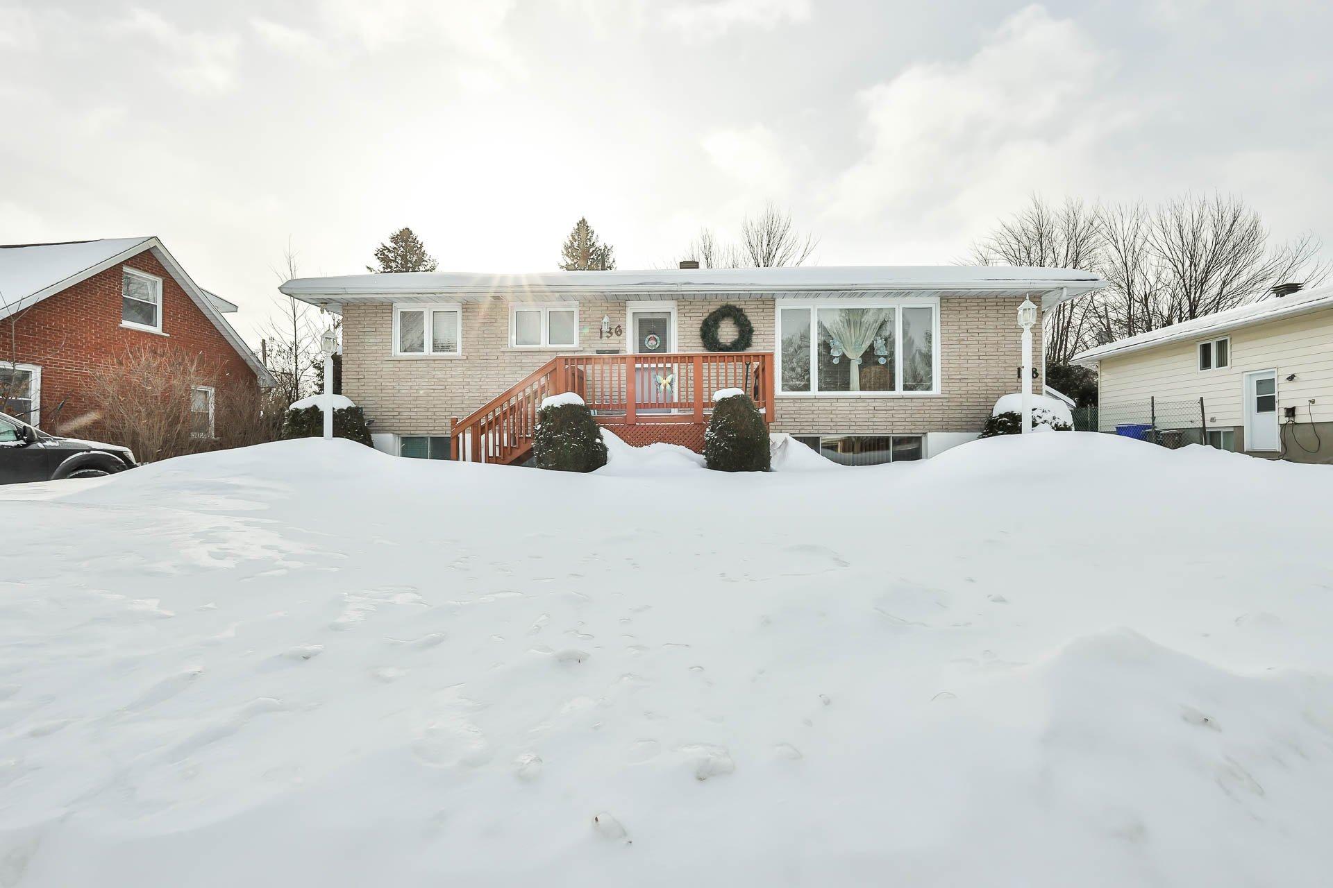 









136

 - 138


Rue Acres

,
Gatineau (Buckingham),




QC
J8L1W2

