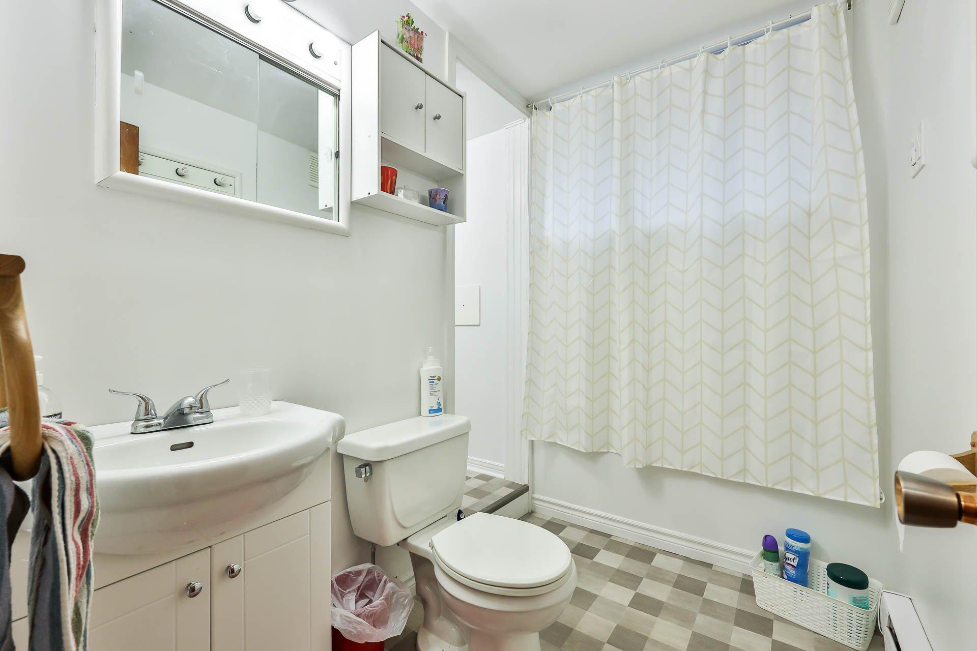 









136

 - 138


Rue Acres

,
Gatineau (Buckingham),




QC
J8L1W2

