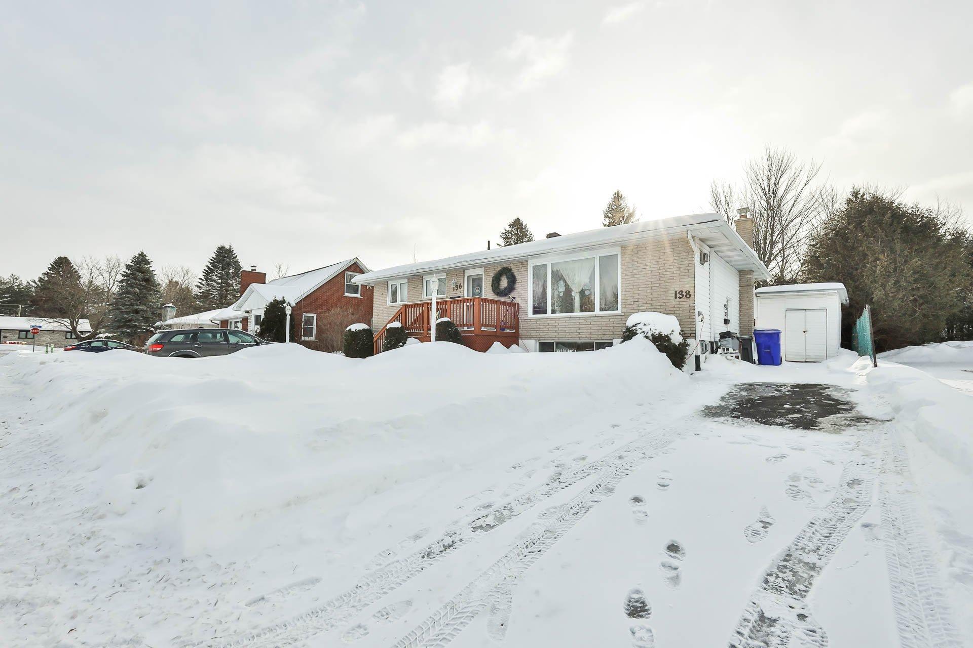 









136

 - 138


Rue Acres

,
Gatineau (Buckingham),




QC
J8L1W2

